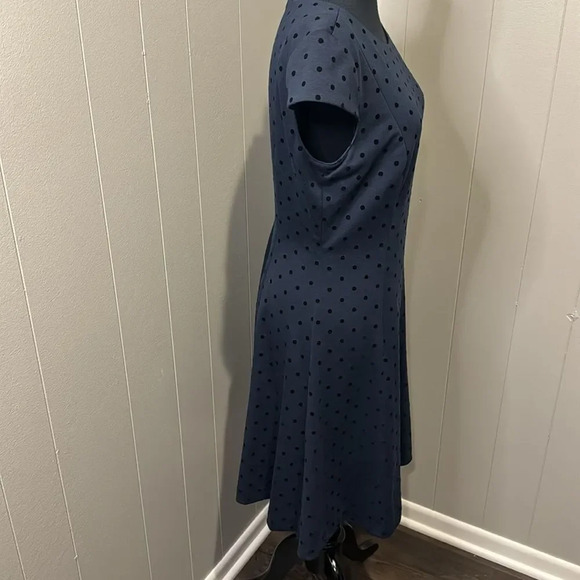 Tahari ASL navy with black flocked dots fit & flare stretch cap sleeve midi. 6 - Picture 4 of 7